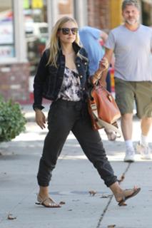 Kristen Bell feet photo thumbnail