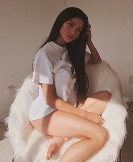 Kristen Hancher feet photo 10