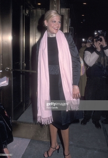 Kristen Johnston feet photo thumbnail