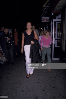 Kristen Johnston feet photo thumbnail