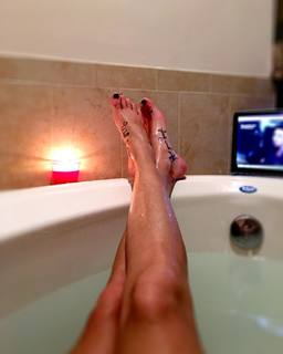 Kristen Renton feet photo 2