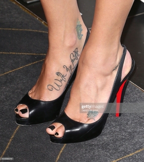 Kristen Renton feet photo 18