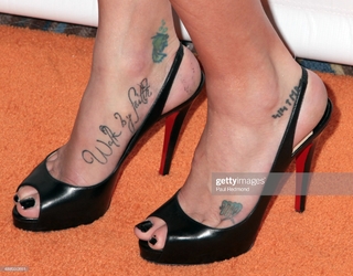 Kristen Renton feet photo 7