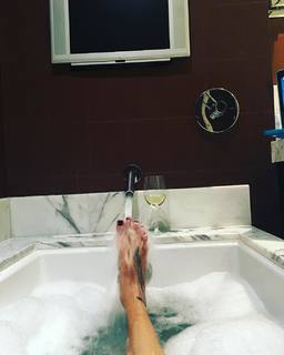Kristen Renton feet photo 4