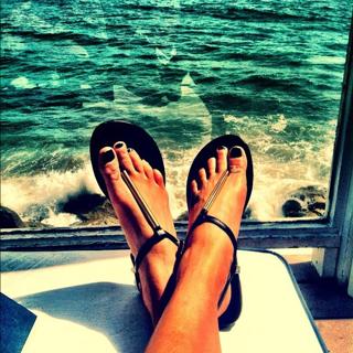 Kristen Renton feet photo 12