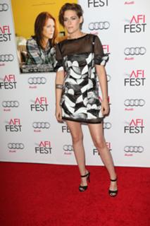 Kristen Stewart feet photo thumbnail