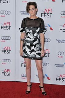 Kristen Stewart feet photo thumbnail