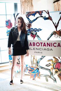 Kristen Stewart feet photo thumbnail