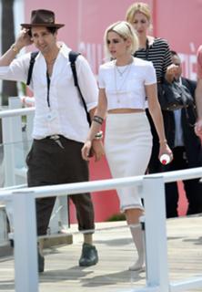 Kristen Stewart feet photo thumbnail