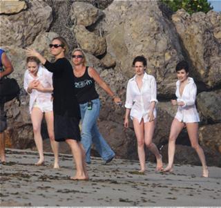 Kristen Stewart feet photo thumbnail