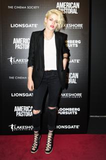 Kristen Stewart feet photo thumbnail