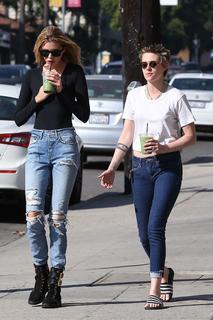 Kristen Stewart feet photo thumbnail