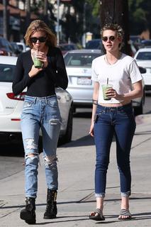 Kristen Stewart feet photo thumbnail