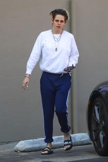 Kristen Stewart feet photo thumbnail