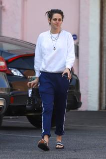 Kristen Stewart feet photo thumbnail
