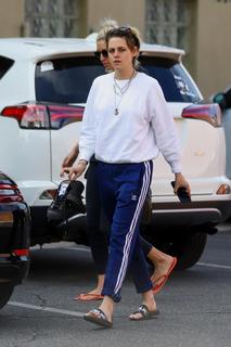 Kristen Stewart feet photo thumbnail