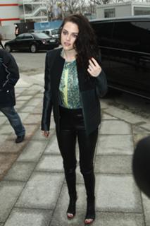 Kristen Stewart feet photo thumbnail