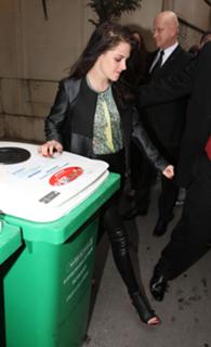 Kristen Stewart feet photo thumbnail