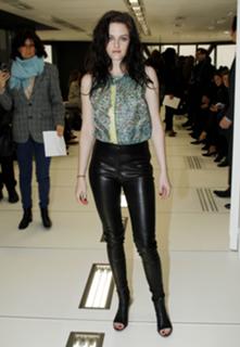 Kristen Stewart feet photo thumbnail