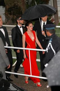 Kristen Stewart feet photo thumbnail