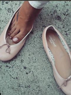 Kristen Taekman feet photo thumbnail