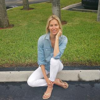 Kristen Taekman feet photo thumbnail