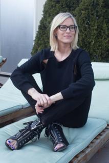 Kristen Taekman feet photo thumbnail