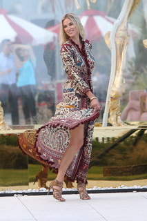 Kristen Taekman feet photo thumbnail