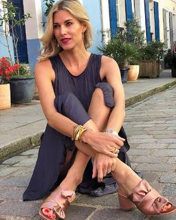 Kristen Taekman feet photo thumbnail