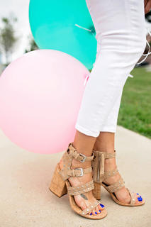 Kristen Taekman feet photo thumbnail