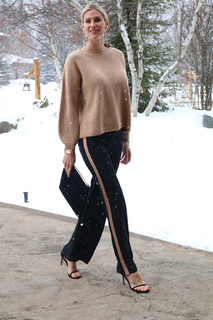 Kristen Taekman feet photo thumbnail