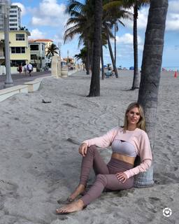 Kristen Taekman feet photo thumbnail