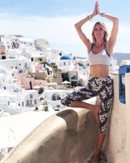 Kristen Taekman feet photo thumbnail