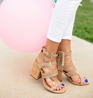 Kristen Taekman feet photo thumbnail