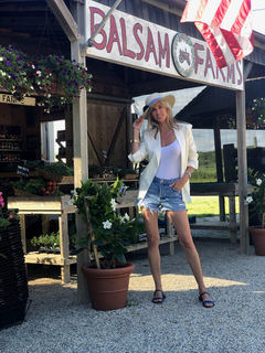 Kristen Taekman feet photo thumbnail