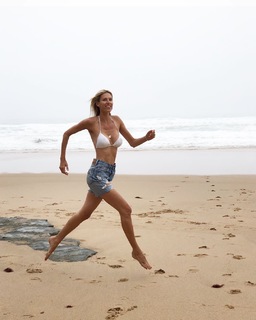 Kristen Taekman feet photo thumbnail