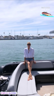 Kristen Taekman feet photo thumbnail