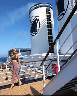 Kristen Taekman feet photo thumbnail