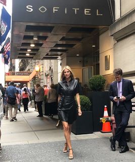 Kristen Taekman feet photo thumbnail