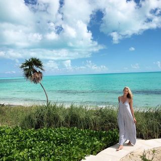 Kristen Taekman feet photo thumbnail