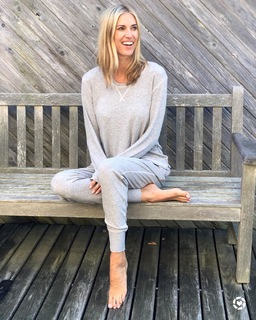 Kristen Taekman feet photo thumbnail