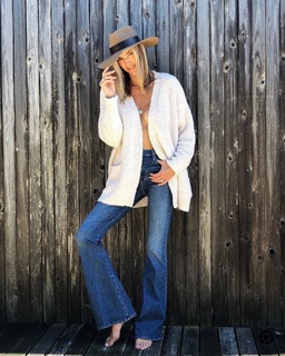 Kristen Taekman feet photo thumbnail