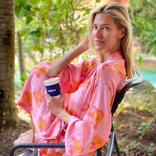 Kristen Taekman feet photo thumbnail