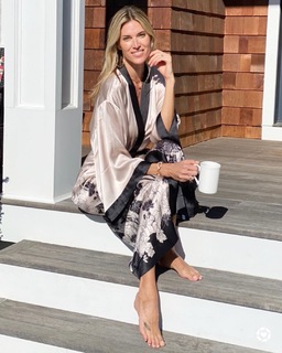 Kristen Taekman feet photo thumbnail