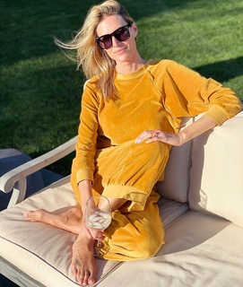 Kristen Taekman feet photo thumbnail