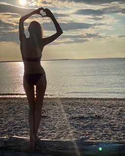 Kristen Taekman feet photo thumbnail