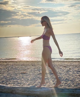 Kristen Taekman feet photo thumbnail