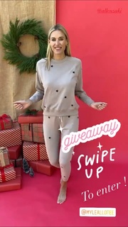 Kristen Taekman feet photo thumbnail