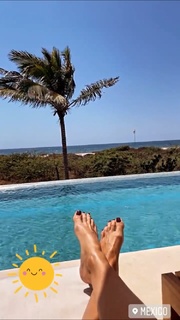 Kristen Taekman feet photo thumbnail