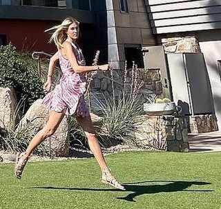 Kristen Taekman feet photo thumbnail